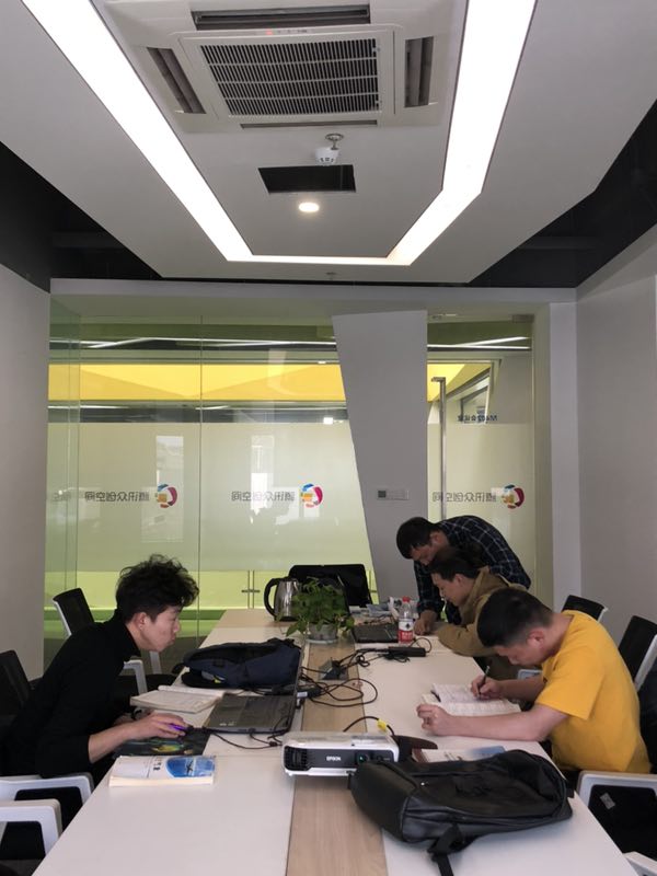 学生在教员指导下认真学习.jpg