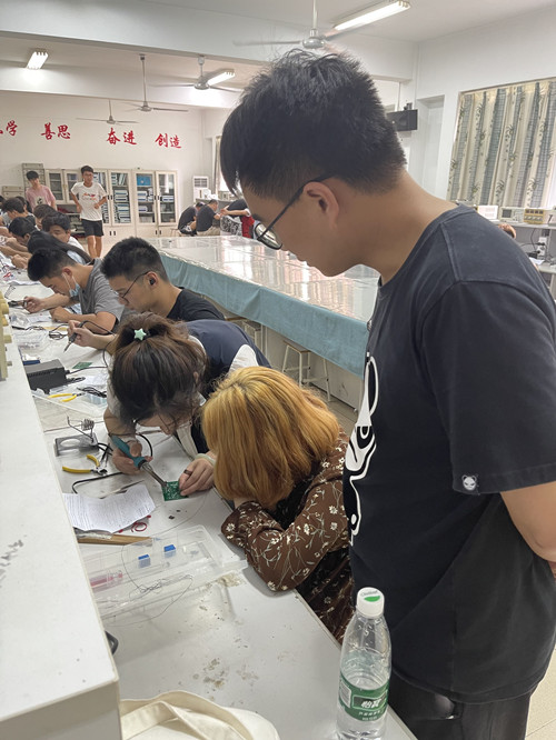 王丽和李福永操作示范_副本.jpg