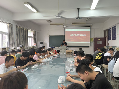 李福勇在培训讲课_副本.jpg