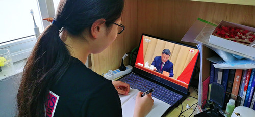 杨婧_副本.jpg 杨婧_副本.jpg