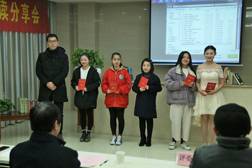 团委书记、学生处副处长祖国为荣获优秀奖的同学代表颁奖_副本.jpg