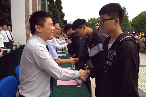 佩戴校徽及握手1_副本.jpg