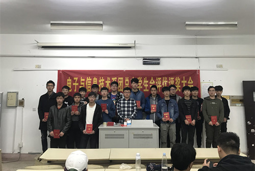 院团委副书记黄晓帆老师为获奖学生颁奖_副本.jpg