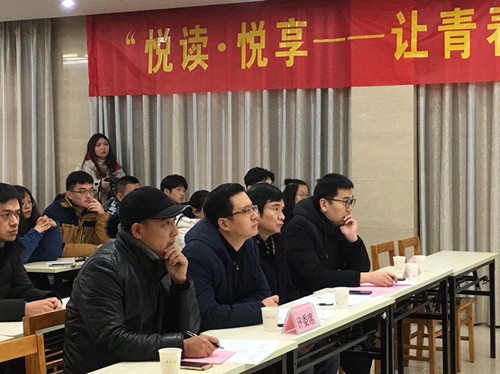 评委认真聆听与审慎评判_副本.jpg