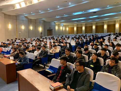 学生认真听_副本.jpg
