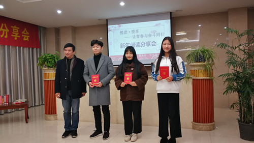 薛忠云副院长为荣获一等奖的同学颁奖_副本.jpg