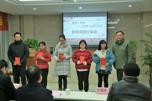 基础教育系主任杨卫东为荣获二等奖的同学颁奖_副本.jpg