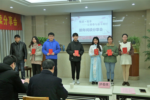 图书馆馆长魏兆春为荣获三等奖的同学代表颁奖_副本.jpg