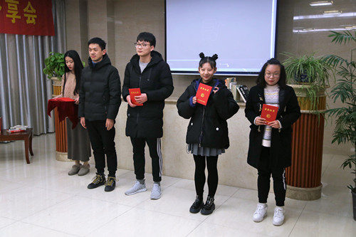 基础教育系副主任任志远为荣获优秀奖的同学代表颁奖_副本.jpg