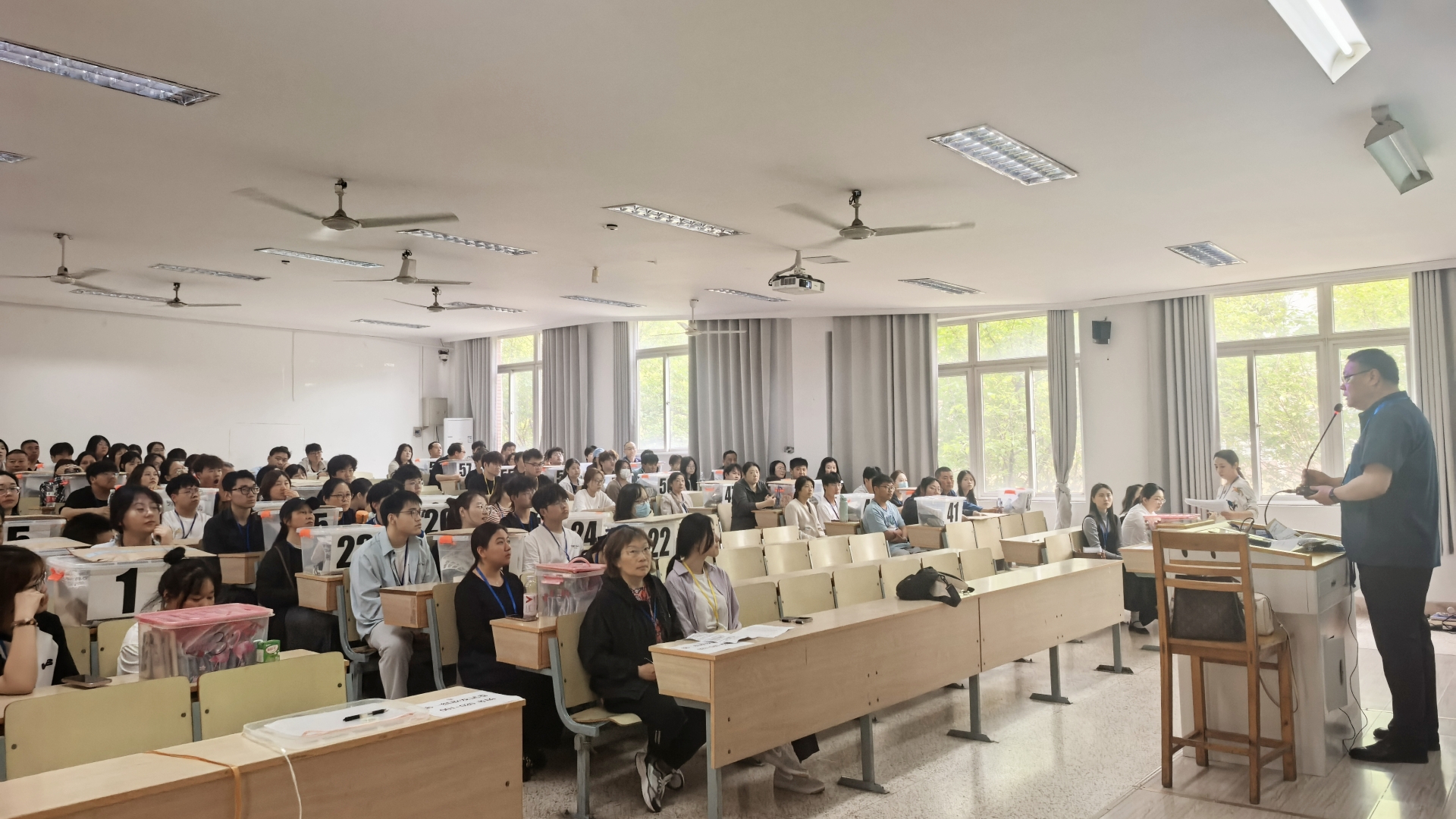 南京市2025年事业单位统一公开招聘考试在我院顺利举行