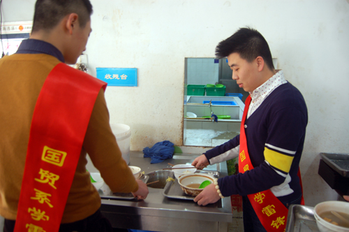 志愿者体验食堂管理员.JPG