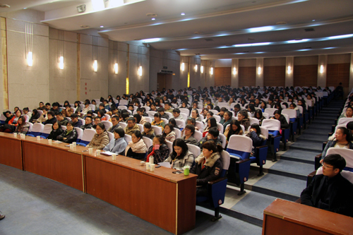 老师和同学们认真听讲.JPG