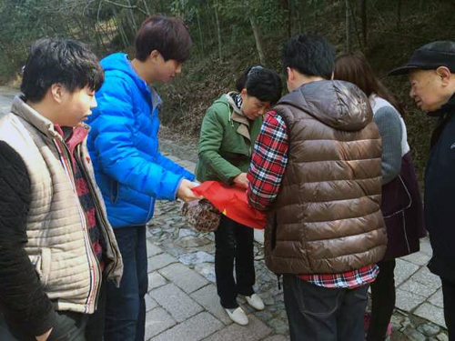 志愿者和路人一起捡拾垃圾.JPG