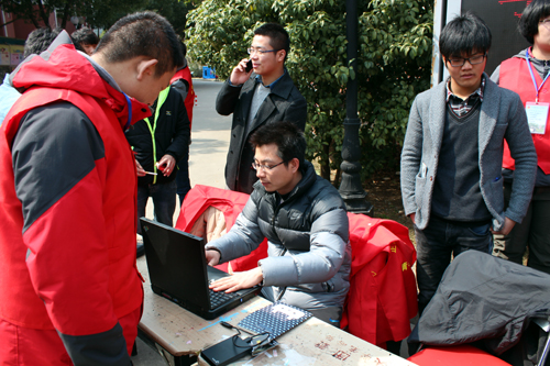 专业老师加入学雷锋行列帮助师生维修电脑.JPG